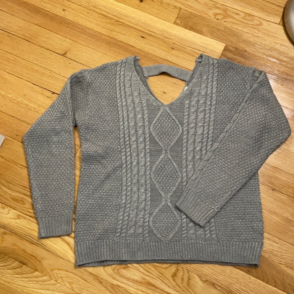 Sweater long sleeve- cut out on back